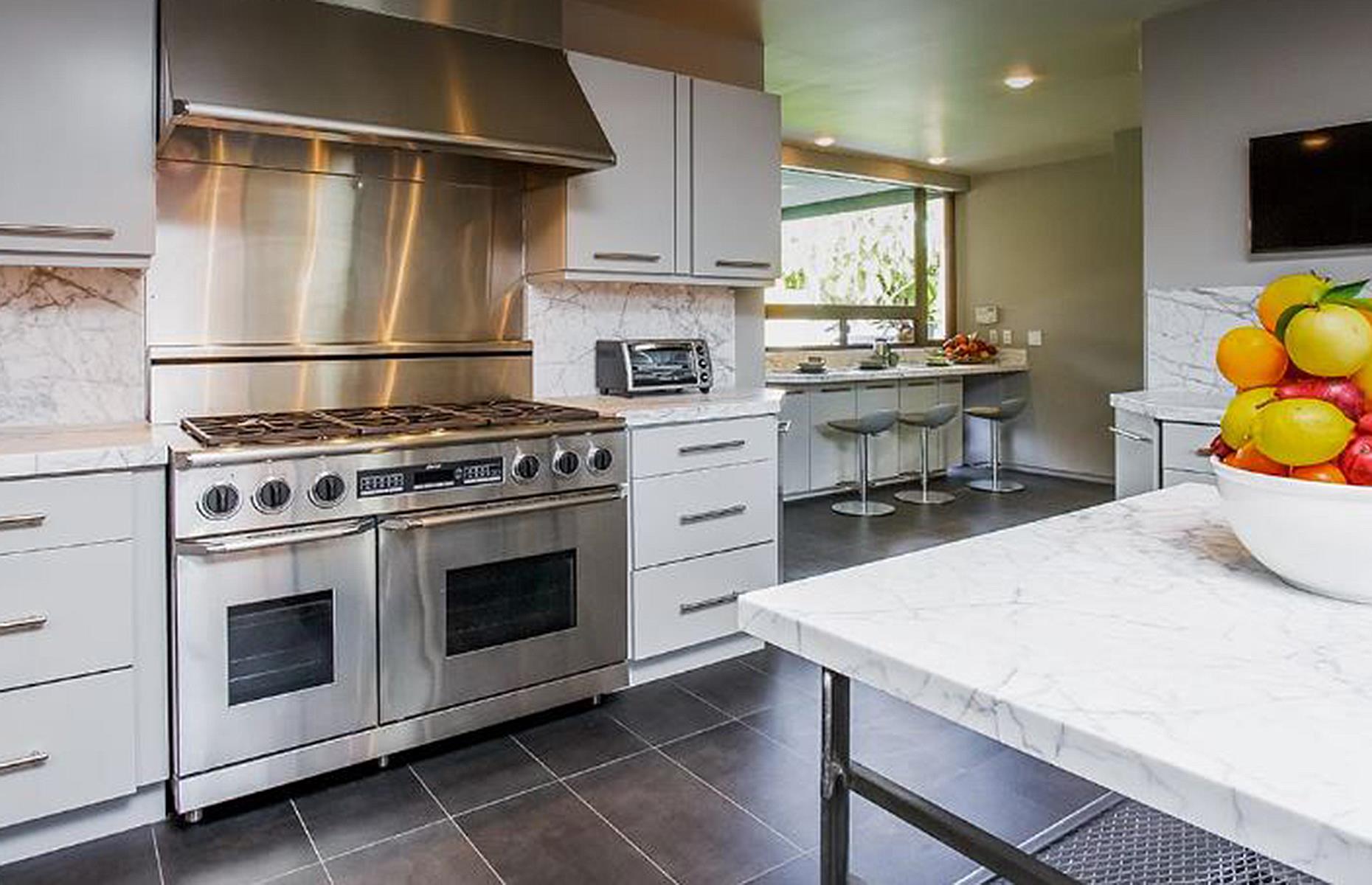 Leonardo DiCaprio's Palm Springs paradise: $3,750 (£3.2k) per night